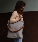 Große graue Wildledertasche aus Nubuk, braune Streifen