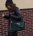 Große Tasche Flaschengrün aus Polstersamt