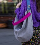 graue Beuteltasche aus Wildleder mit dunkelblauem und fuchsiefarbenem Gurt