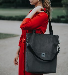 Große, graue Wildledertasche