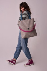 Große graue und wasserabweisende Tasche aus Nubuk mit türkis-fuchsia farbenen Streifen