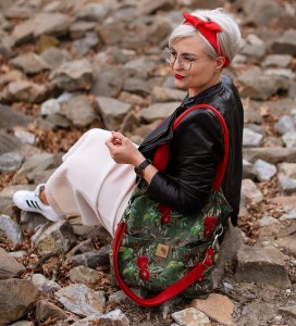 Große, grüne Tasche mit Blumen und Bienen