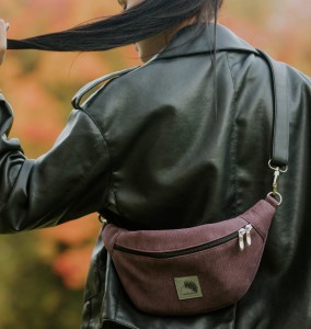 Nierenbeuteltasche aus wasserabweisendem Nubuk- Pflaume