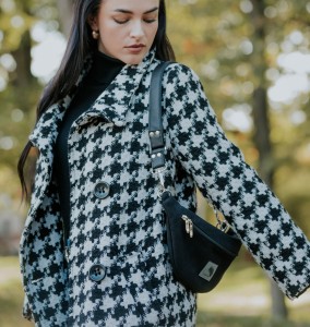 Schwarze Nierenbeuteltasche aus wasserabweisendem Nubuk