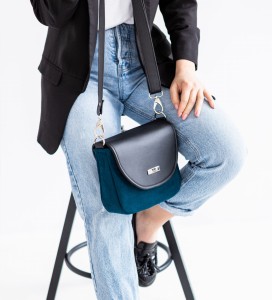 Umhängetasche- türkis hufeisenförmige Tasche mit schwarzem Vorderteil