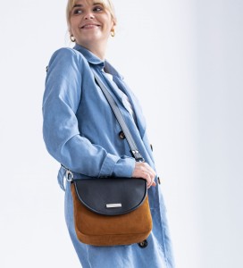 Umhängetasche- rotbraune hufeisenförmige Tasche mit schwarzem Vorderteil