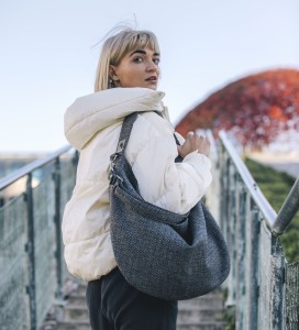 Shoulder bag made of woven gray fabric (1)