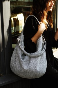Beuteltasche aus gewebtem Stoff