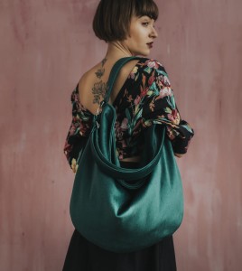 Beuteltasche aus grünem Velours