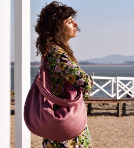Beuteltasche aus puderpinkem Velours