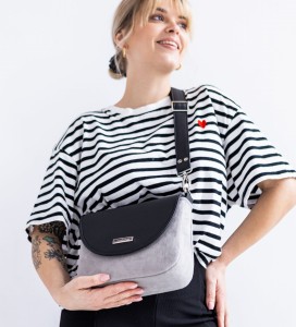 Umhängetasche- graue hufeisenförmige Tasche mit schwarzem Vorderteil