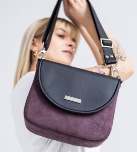 Umhängetasche- Pflaumen- hufeisenförmige Tasche mit schwarzem Vorderteil