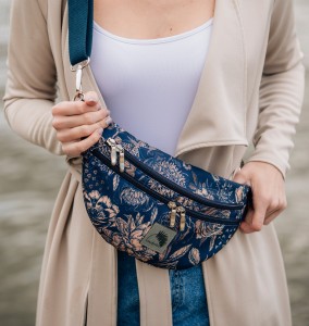 Nierenbeutel aus wasserabweisendem, gedrucktem Polyester, Blumen auf Dunkelblau