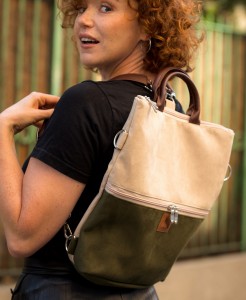 2 in 1 Tasche/ Rucksack aus Polster-Nubuk Beige Khaki, Riemen Schokoladenbraun